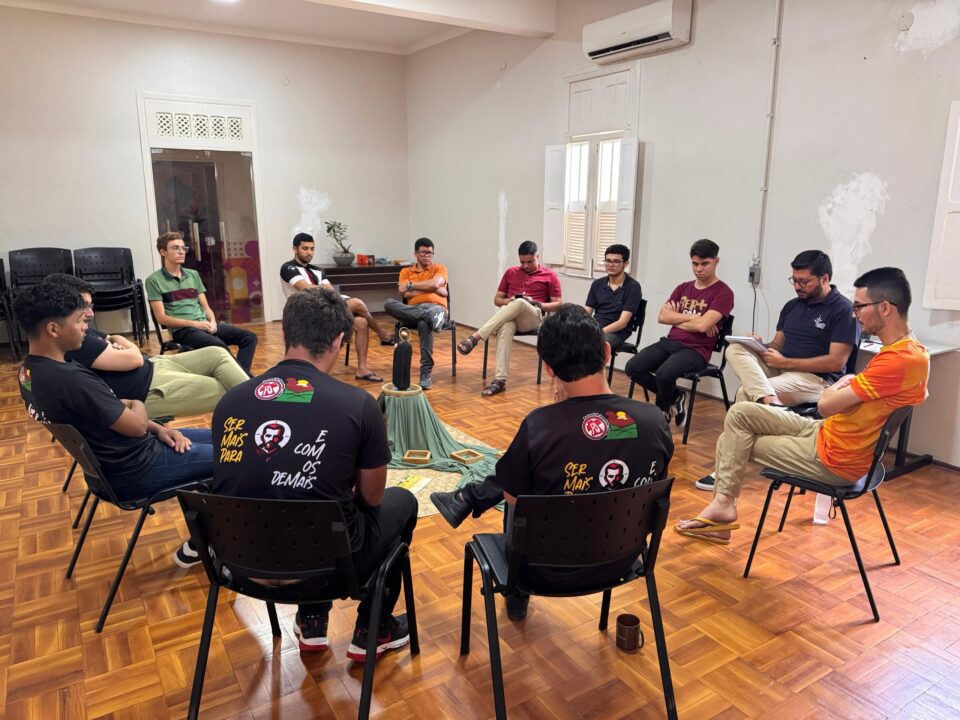 “Jovens participam de encontro do GAVI em Fortaleza durante momento de oração e discernimento vocacional”