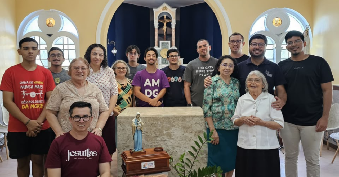 Grupo de jovens e adultos reunido em uma capela, ao redor do altar, durante encontro do GAVI no Centro MAGIS Inaciano da Juventude, em Fortaleza.