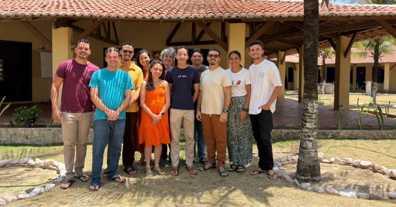 Grupo de jovens e orientadores participantes dos Exercícios Espirituais para Jovens reunido em frente à Vila Loyola, em Aquiraz (CE).