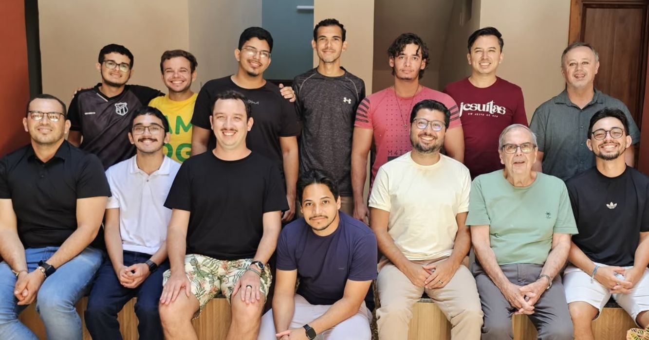 Foto em grupo reúne participantes do GAVI Ceará e membros da comunidade jesuíta durante encontro vocacional realizado em Russas (CE). Os participantes aparecem reunidos e sorridentes em um ambiente de convivência.