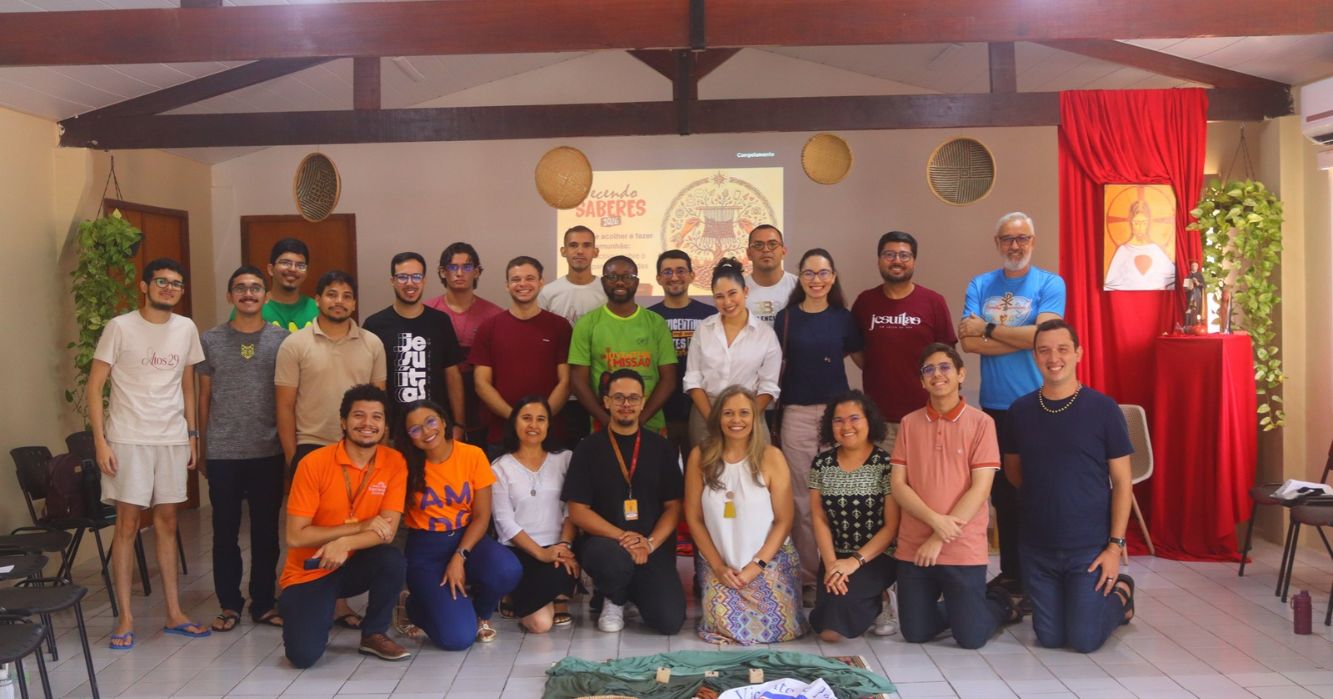 Participantes da segunda edição do Tecendo Saberes 2026, promovida pelo CIJ, reunidos para uma foto em grupo após formação sobre acolhimento, escuta e acompanhamento das juventudes.